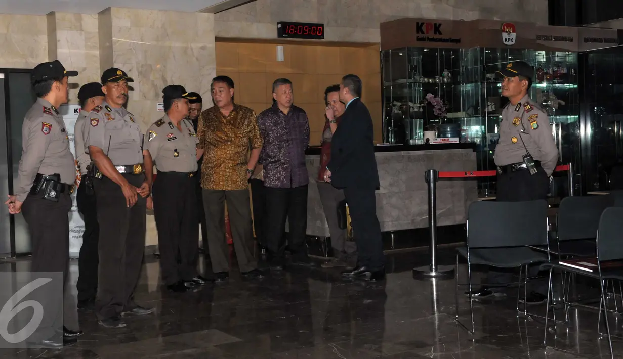 Chairman Agung Sedayu Group, Sugianto Kusuma alias Aguan (batik ungu) saat akan meninggalkan gedung KPK usai menjalani pemeriksaan, Jakarta, Rabu (13/4). Aguan diperiksa KPK sebagai saksi selama kurang lebih 8 jam. (Liputan6.com/Helmi Afandi)