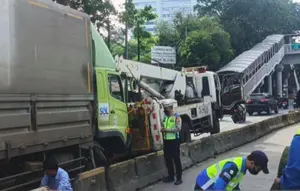 Truk Tabrak Separator Halte Denpasar, Belasan Rute Transjakarta Terlambat