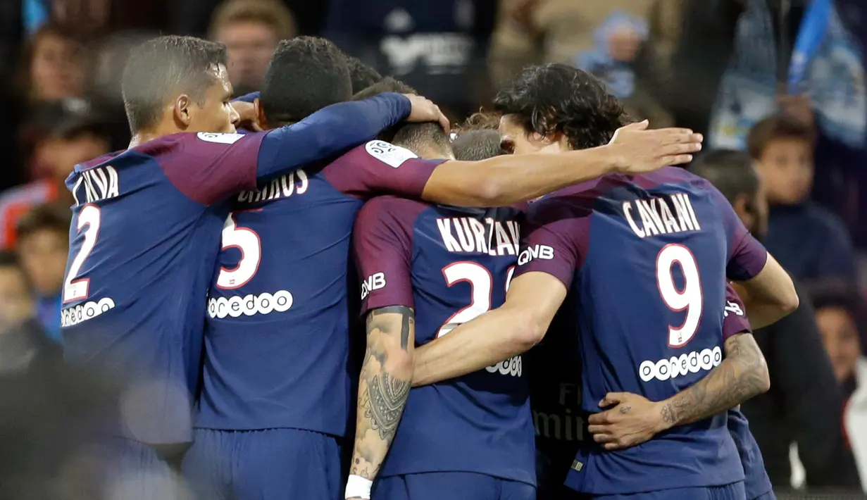 Pemain Paris Saint-Germain merayakan gol rekan setimnya, Neymar ke gawang Olympique Marseille pada Liga Prancis (Ligue 1) di Stadion Velodrome, Minggu (22/10). PSG ditahan Olympique Marseille 2-2 . (AP/Claude Paris)