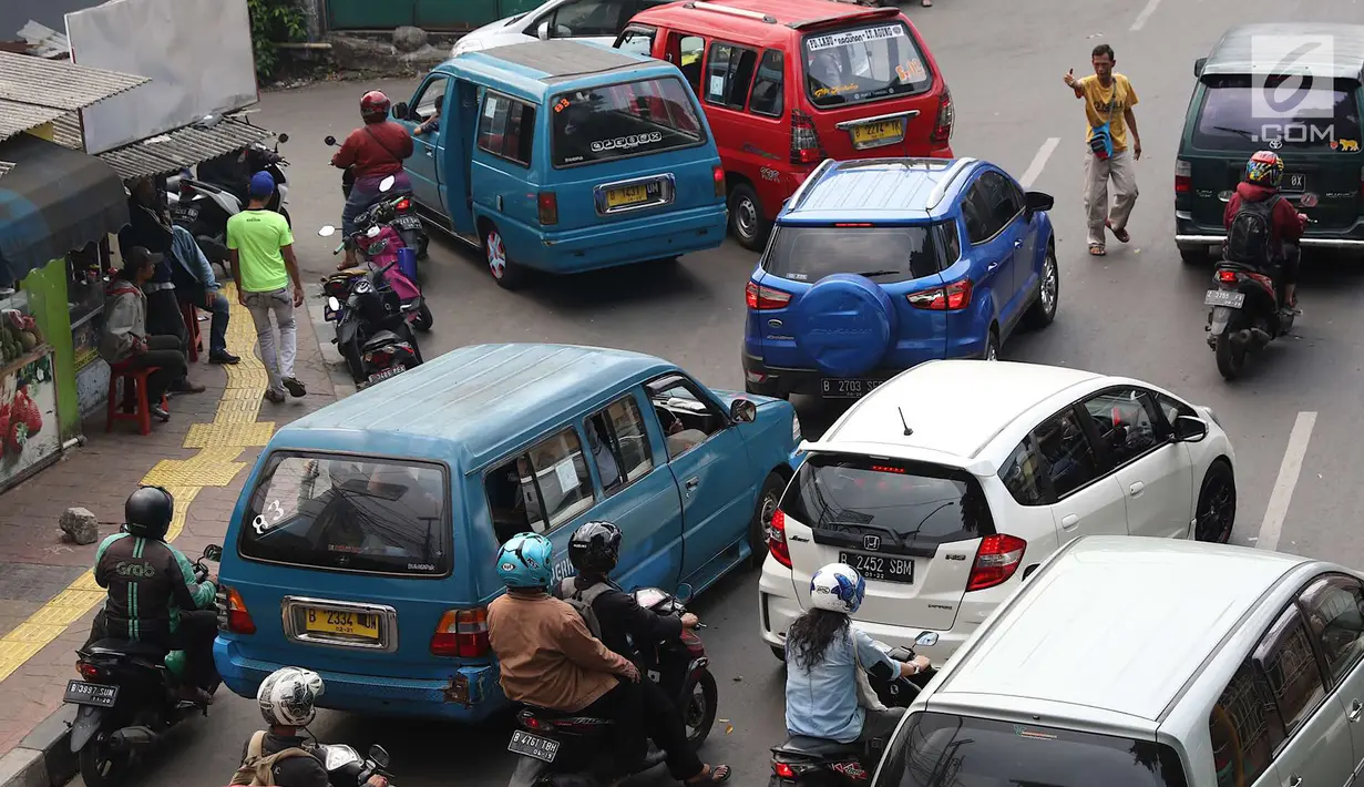 Kendaraan terjebak kemacetan saat melintas di kawasan Lenteng Agung, Jakarta Selatan, Minggu (23/9). Kurang tegasnya petugas menertibkan angkot yang mengetem sembarangan memperparah kemacetan di kawasan tersebut. (Liputan6.com/Immanuel Antonius)