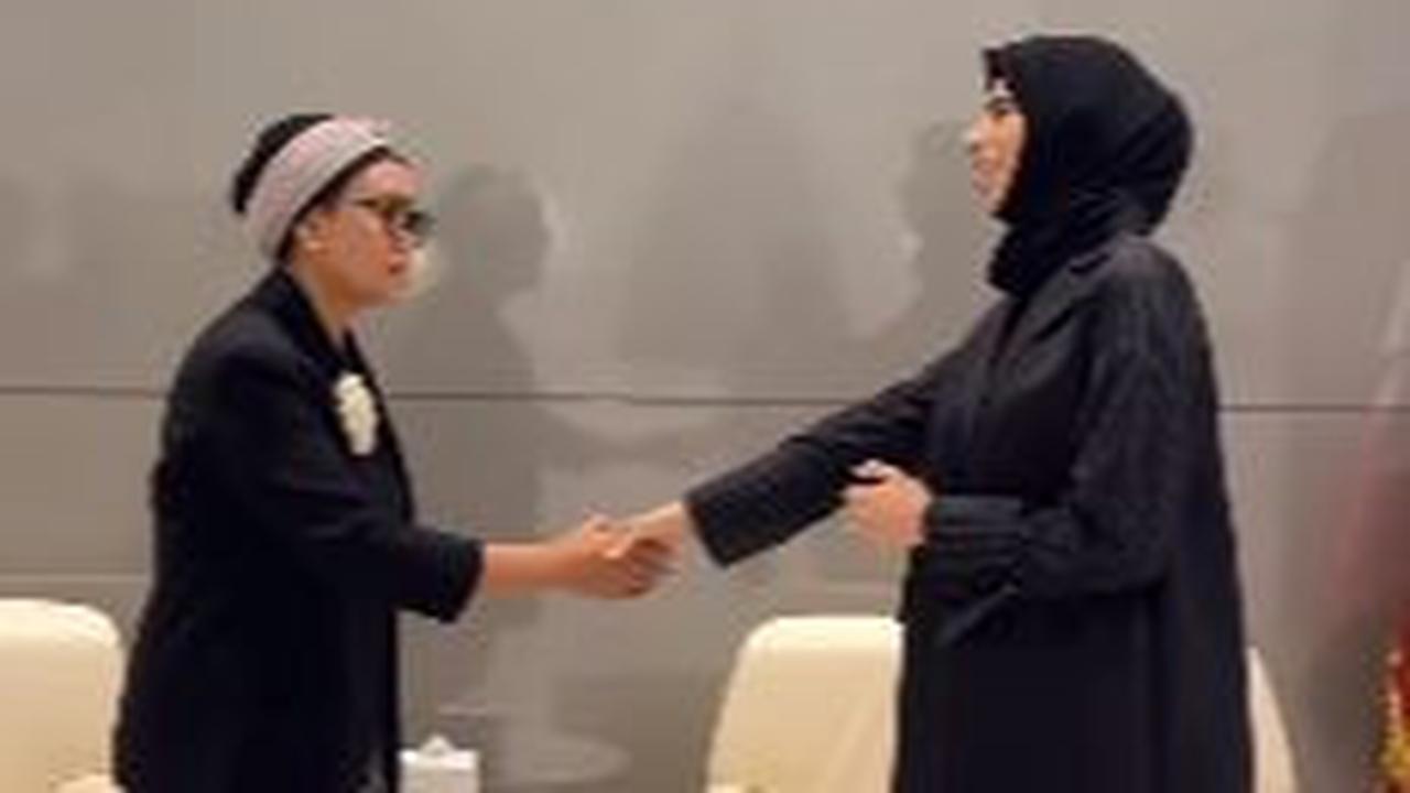 "Pada saat saya berada di Doha (30 Juni-1 Juli), karena masing-masing kesibukan, kami tidak dapat bertemu, menjelang saya terbang meninggalkan Doha, Menteri Lolwah datang ke airport.. just to say hi," tulisnya.