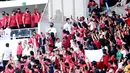 Presiden RI, Joko Widodo, menyapa suporter saat menyaksikan pertandingan Timnas Indonesia melawan Thailand pada laga Piala AFF 2022 di Stadion Utama Gelora Bung Karno (SUGBK), Jakarta, Kamis (29/12/2022). (Bola.com/M Iqbal Ichsan)