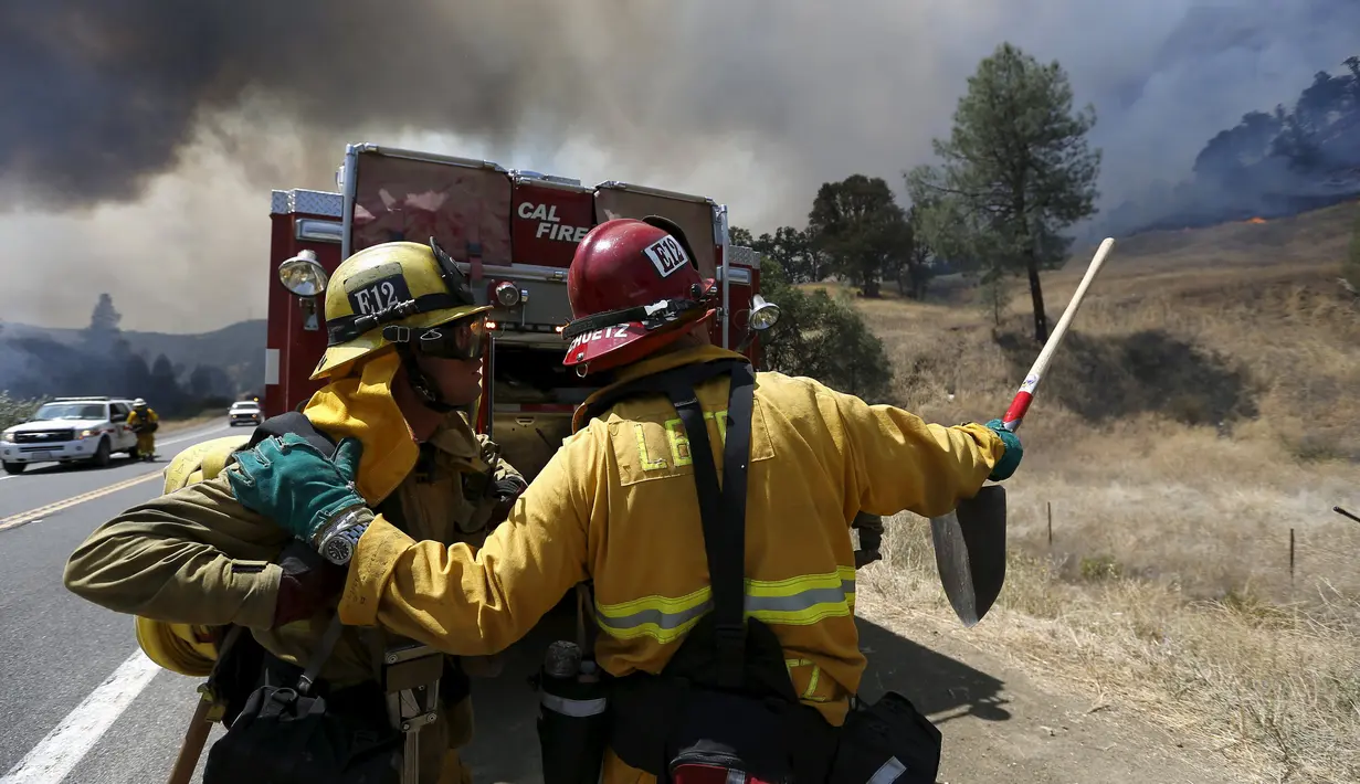 Petugas pemadam kebakaran sedang memantau api di hutan kawasan California, AS, Senin (3/8/2015). Sedikitnya 9.000 petugas damkar berjuang mengatasi sebanyak 18 kebakaran hutan yang melanda Negara Bagian California, AS. (Reuters/ Stephen Lam) 