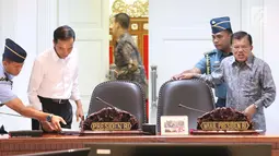 Presiden Joko Widodo (Jokowi) bersama Wapres Jusuf Kalla bersiap memimpin rapat terbatas di Kantor Kepresidenan, Jakarta, Rabu (26/7). Dalam rapat terbatas tersebut membahas tentang Pemantapan Program Bela Negara. (Liputan6.com/Angga Yuniar)