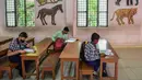 Siswa menghadiri kelas di sebuah sekolah di Allahabad, India, Rabu (1/9/2021). Pemerintah negara bagian melonggarkan lockdown COVID-19 untuk lembaga pendidikan yang memungkinkan siswa menghadiri sekolah tatap muka dengan 50 persen kapasitas. (SANJAY KANOJIA/AFP)