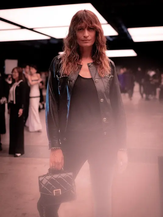 Caroline De Maigret terlihat garang mengenakan black leather jacket dari koleksi FW 2023/24 RTW pre-collection. [Credit: CHANEL].