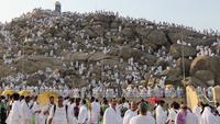 Ribuan umat muslim berkumpul di Bukit Jabal Rahmah saat mereka tiba di Arafah untuk menjalani wukuf di luar kota suci Mekah, Arab Saudi (30/8).  Bukit Jabal Rahma dikenal sebagai bukit kasih sayang. (AFP Photo / Ahmad Al-Rubaye)