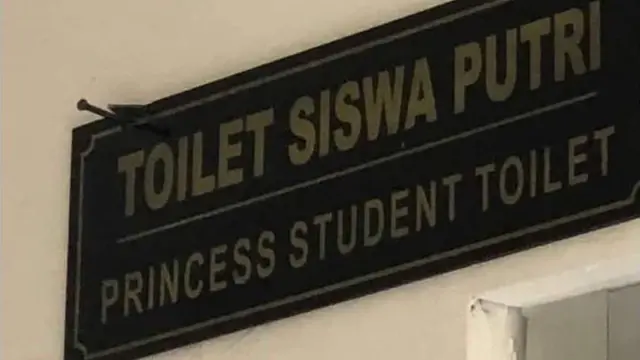 6 Tulisan Bahasa Inggris di Toilet Umum Ini Nyeleneh, Bikin Tepuk Jidat