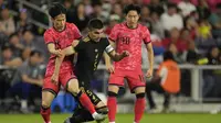 Bek Korea Selatan, Moonhwan Kim (kiri), dan bek Meksiko, Johan Vasquez (5), mengejar bola pada laga persahabatan internasional di Nashville, Tennessee, Rabu,&nbsp;10 September 2025. (AP Photo/George Walker IV)