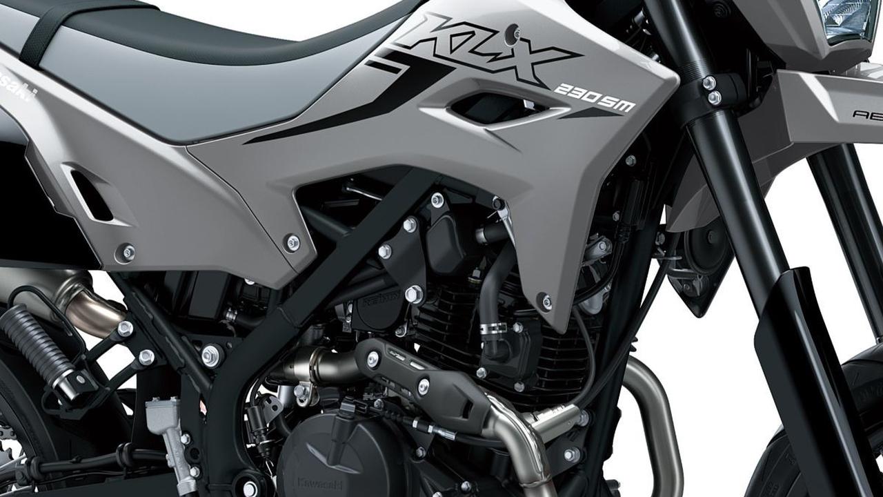 KLX230SM dan KLX230SM SE mengalami perubahan desain pada sasisnya