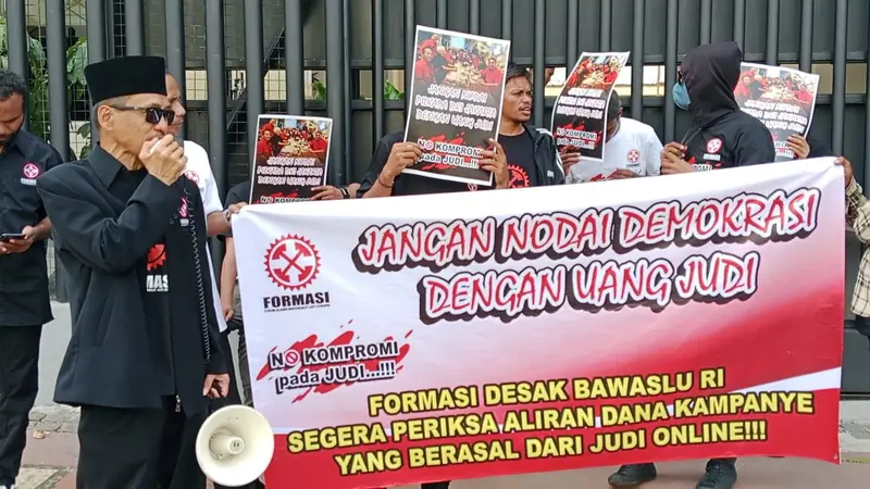 Ketua Forum Aliansi Masyarakat Anti Korupsi (Formasi) Muhidin Jalih Pitoeng melaporkan dugaan aliran dana judi mengalir ke salah satu paslon di Pilkada Jakarta. (Istimewa)