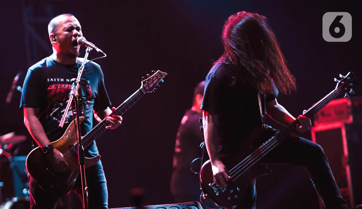 Grup band Burgerkill tampil pada hari kedua Synchronize Fest 2022 di Gambir Expo Kemayoran, Jakarta, Sabtu (8/10/2022). Grup Band bergenre heavy metal itu menghibur pengunjung festival musik Synchronize Fest 2022 dengan membawakan hitsnya seperti "Roar Of Chaos". (Liputan6.com/Faizal Fanani)