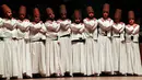 Para darwis dari ordo Mevlevi menari saat tampil dalam upacara memperingati wafatnya Jalaluddin Rumi di Sheb-i Arus, Konya, Turki, Minggu (16/12). Karya Rumi dibaca banyak orang dari seluruh dunia. (AP Photo/Lefteris Pitarakis)