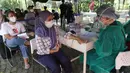 Warga di cek kesehatannya jelang vaksinasi COVID-19 melalui mobil vaksin keliling di Taman Dadap Merah, Kebagusan, Jakarta, Sabtu (10/7/2021). Pelaksanaan vaksinasi melalui mobil vaksin keliling juga diperuntukkan untuk anak usia 12 tahun ke atas. (Liputan6.com/Helmi Fithriansyah)