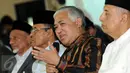 Din Syamsuddin (kedua kanan) memberi pernyataan terkait ditetapkannya Basuki Tjahaja Purnama (Ahok) sebagai tersangka kasus penistaan agama, Jakarta, Rabu (16/11). Din bersyukur kasus tersebut tak merembet ke hal lain. (Liputan6.com/Helmi Fithriansyah)