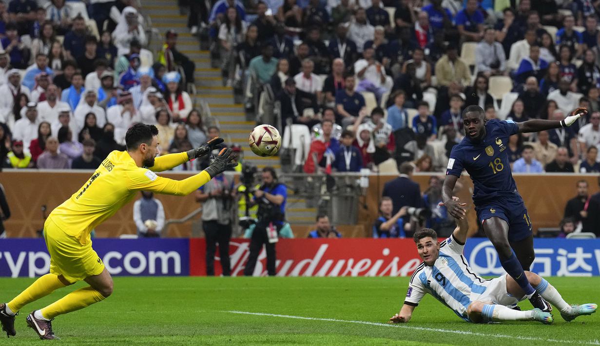 Pemain Argentina, Julian Alvarez sempat mengancam gawang Timnas Prancis diawal babak pertama. Namun Kesigapan Hugo Lloris dibawah mistar gawan Prancis mampu menghadang tendangan dari Alvarez. (AP Photo/Natacha Pisarenko)