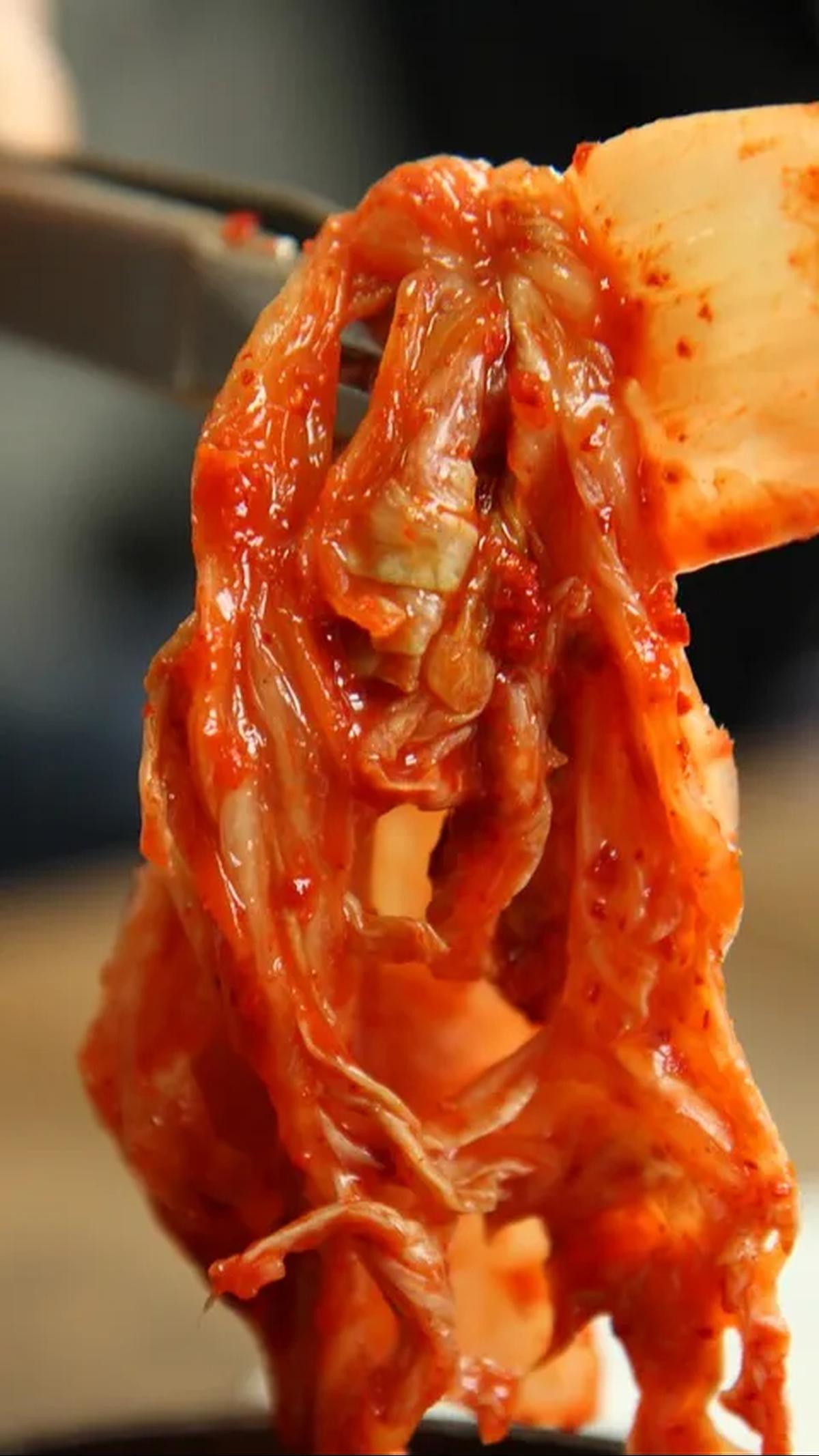 Dalam kebiasaan makan yang unik dan beragam ini, orang Korea memang telah menciptakan pengalaman makan yang tak hanya lezat, tetapi juga sarat makna dan tradisi.