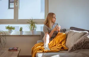 Cara Keluar dari Zona Introvert: Langkah Kecil yang Realistis Tanpa Harus Berubah Jadi Ekstrovert