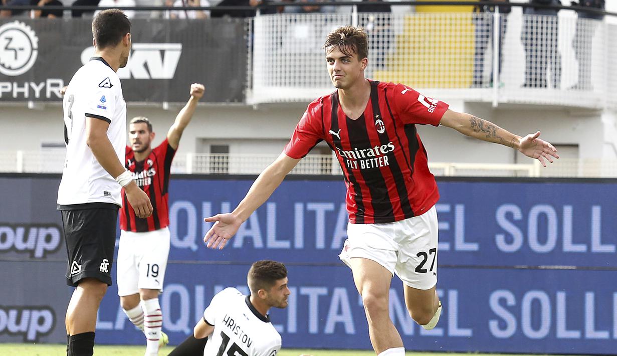 Daniel Maldini. Gelandang Serang AC Milan berusia 19 tahun ini adalah putra legenda AC Milan Paolo Maldini. Satu golnya saat menang 2-1 atas Spezia merupakan gol pertamanya setelah 3 musim memperkuat AC Milan. Total ia telah bermain dalam 15 laga di semua kompetisi. (LaPresse via AP/Tano Pecoraro)