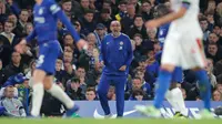 Pelatih Chelsea, Maurizio Sarri memberikan instruksi selama pertandingan melawan Crystal Palace di Liga Inggris di Stamford Bridge, London (4/11). Chelsea menang atas Crystal Palace dengan skor 3-1. (AP Photo/Frank Augstein)