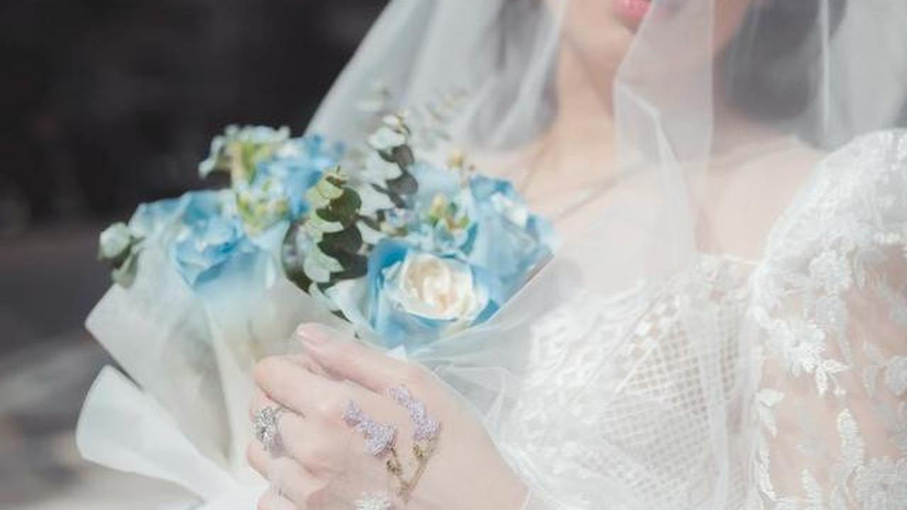 6 Potret Busana Nikah Ayushita dan Gerald Situmorang, Modern-Vintage Penuh Romansa