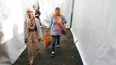 Pemenang pertama ajang Music Video Contest, Wiwi Handayani (kiri) usai tampil di panggung inBox SCTV di Cibinong Square, Bogor, Jumat (30/1/2015). (Liputan6.com/Helmi Fithriansyah)