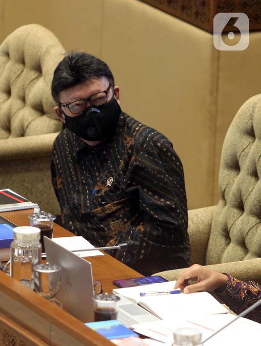 Menteri Pendayagunaan Aparatur Negara dan Reformasi Birokrasi (PANRB) Tjahjo Kumolo mengikuti rapat kerja dengan Komisi II DPR di Kompleks Parlemen, Senayan, Jakarta, Rabu (24/3/2021). Rapat kerja tersebut membahas rekrutmen CPNS tahun 2021. (Liputan6.com/Angga Yuniar)