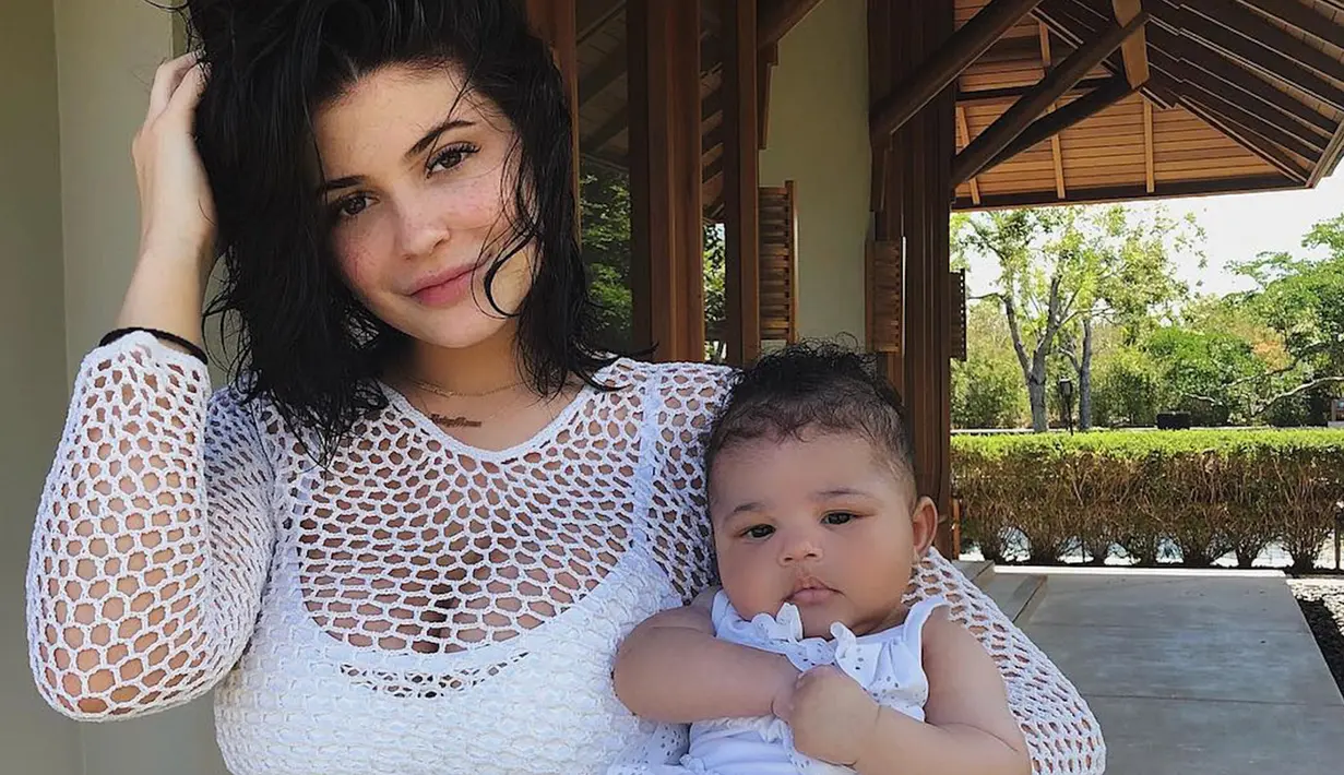 Stormi sepertinya sangat menikmati waktu tidurnya sampai Kylie Jenner membangunkan dirinya. (instagram/kyliejenner)