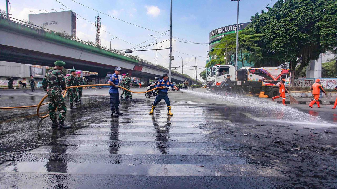 FOTO: TNI dan Aparat Gabungan Bersihkan Sisa Kerusuhan di Kwitang