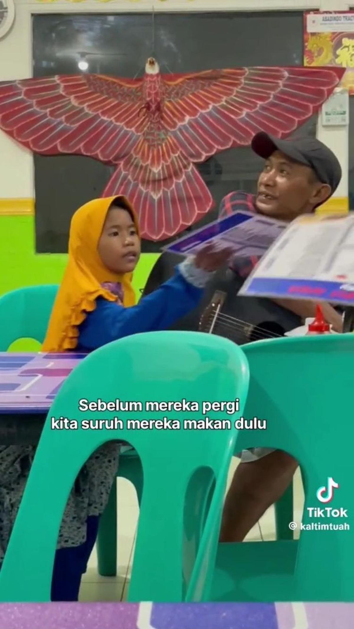 Sebelum mempersilakan bapak dan anak ini pergi. mereka pun diajak makan bersama terlebih dahulu.