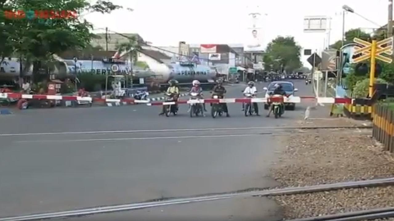 video perlintasan KA