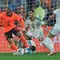 Donyell Malen berebut bola dengan Zineddine Belaid dan Nabil Bentaleb dalam laga uji coba internasional antara Belanda vs Aljazair di Stadion Feijenoord, 4 Juni 2026. (AP Photo/ Patrick Post)