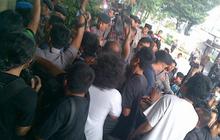 Ricuh saat pemeriksaan istri Anas