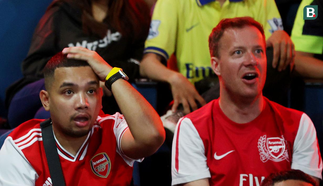 Fans tampak kecewa saat acara Roaring Night Arsenal vs Everton di Bulungan Theatre Building, Jakarta, Minggu (19/5/2024). The Gunners hanya finis di posisi kedua dengan 89 angka, kalah dari Manchester City yang bertengger di puncak Klasemen dengan 91 poin. (Bola.com/M Iqbal Ichsan)