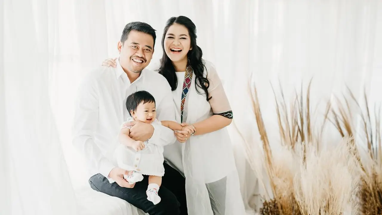 Kebahagian Keluarga Kecil Kahiyang Saat Pemotretan.