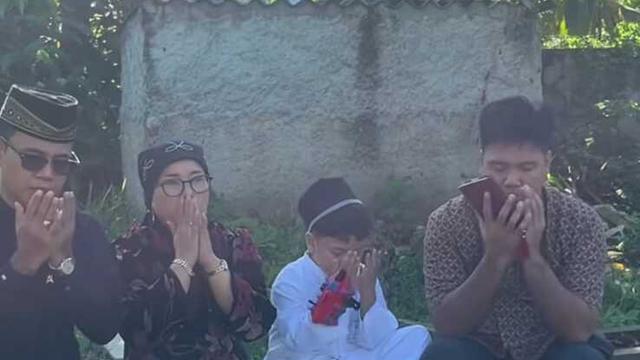 Momen Gala Sky Ziarah ke Makam Orang Tua/ Instagram @galaasky