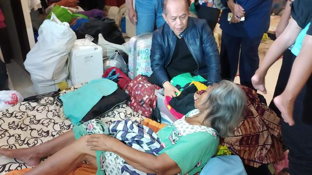 Wakil Ketua MPR RI Syarief Hasan Kunjungi Korban Banjir di GOR Pengadegan, Kalibata, Jakarta Selatan.