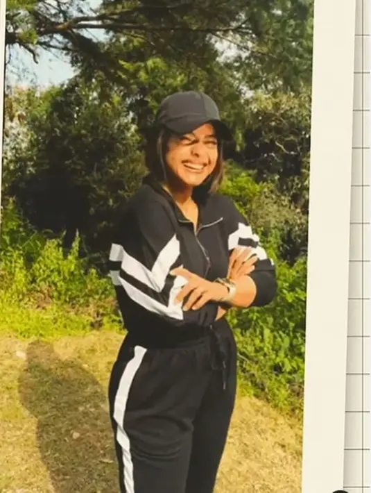 "Kembali ke posisi Anjali setelah 25 tahun (meskipun tidak dapat menemukan bola basketnya). Begitu banyak kenangan dan cinta yang melekat pada film ini. Senang sekali semua orang menyukainya sama seperti saya," tulis Kajol dalam caption unggahan. Tidak hanya para pemain, lagu-lagu di film ini pun masih selalu dikenang hingga kini. (Liputan6.com/IG/@kajol)