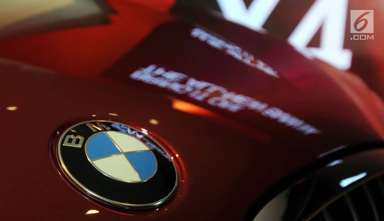 Logo The All New BMW X4 seri terbaru saat peluncuran di Jakarta,  Kamis (7/2). All New BMW X4 adalah versi xDrive30i M Sport X  mesin 4 silinder Valvetronic TwinPower Turbo Double VANOS berkapasitas 2.000cc. (Merdeka.com/Dwi Narwoko)