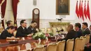Suasana pertemuan Presiden Joko Widodo dan Menteri Pertahanan Korea Selatan Song Young-moo di Istana Merdeka, Jakarta, Rabu (31/1) . Pertemuan tersebut membahas kerjasama dalam pertahanan kedua negara. (Liputan6.com/Angga Yuniar)