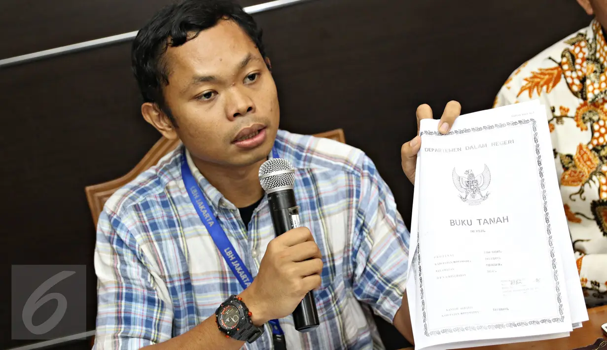 Pengacara LBH Jakarta Tigor Hutapea saat memberikan keterangan pers di Jakarta, Senin (23/5). Saat Penertiban kawasan Dadap diduga adanya intimidasi dan kekerasan oleh aparat keamanan. (Liputan6.com/Immanuel Antonius)