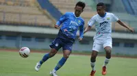 Pemain Persib, Beckham Putra Nugraha (Kiri). (Erwin Snaz/Bola.com)