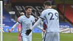 Gelandang Chelsea, Christian Pulisic (kiri) bersama Kai Havertz merayakan gol kedua Chelsea yang dicetaknya ke gawang Crystal Palace dalam laga lanjutan Liga Inggris 2020/2021 pekan ke-31 di Selhurst Park, London, Sabtu (10/4/2021). Chelsea menang 4-1 atas Crystal Palace. (AP/Justin Tallis/Pool)