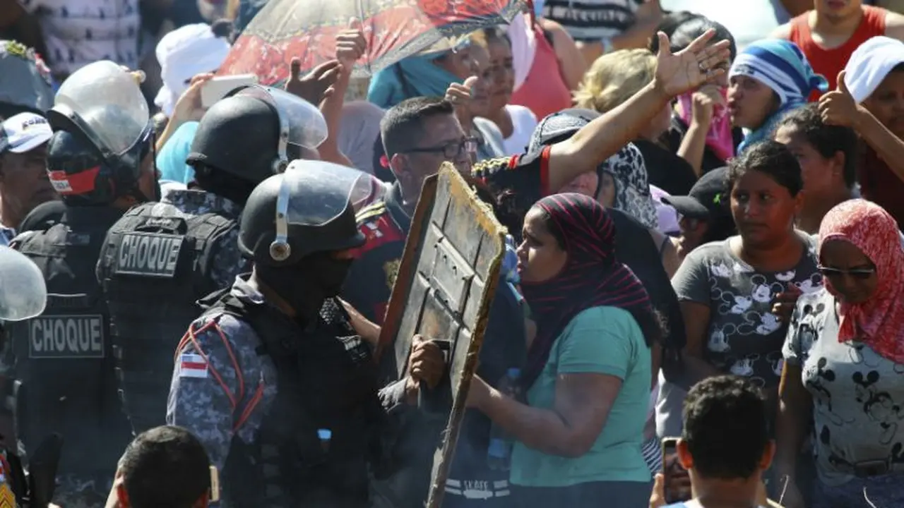 Polisi berusaha menenangkan warga sipil yang khawatir tentang kerusuhan di sebuah penjara Brasil, Minggu 26 Mei 2019 (AP/Edmar Barros)