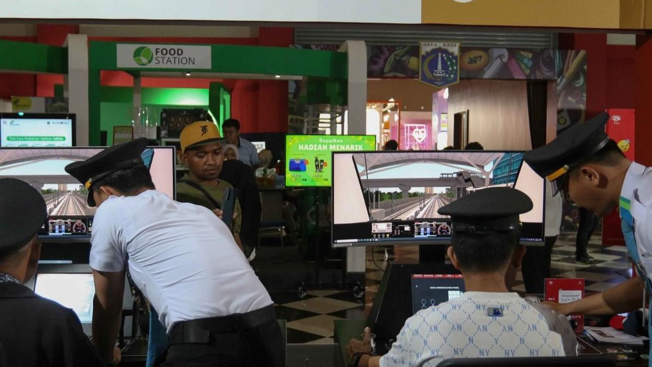 Pengunjung Jakarta Fair 2024 bisa merasakan sensasi menjadi masinis LRT di Hall C1 Jakarta International Expo<br>Kemayoran, Jakarta. Foto: Liputan6.com / Herman Zakharia)