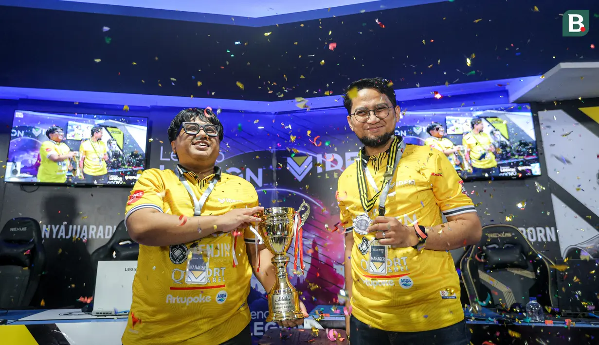 Syamsul Arip (kiri) mengambil gambar dengan Angar Yuda Prawira setelah pertandingan terakhir Lenovo Legion IDFM 2025 yang diadakan di Sentinel Cyber ​​Arena, Jakarta Timur, Minggu (02/23/2025). (Ball.com/bagaskara lazuardi)