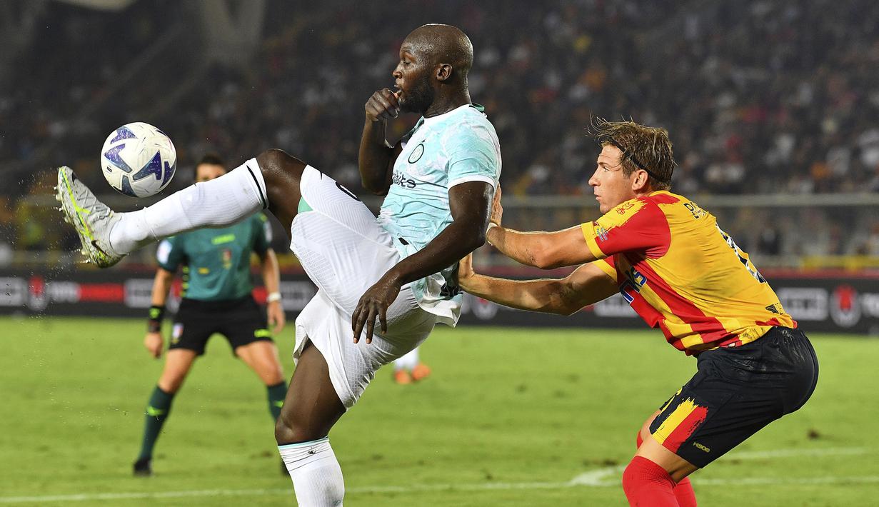 <p>Romelu Lukaku akhirnya memutuskan kembali ke Inter Milan usai kepindahannya di Chelsea berjalan mengecewakan. Ia gagal menjadi mesin gol dan bahkan terlibat friksi dengan sang pelatih, Thomas Tuchel. Pada bursa transfer musim panas 2022 ini, ia benar-benar kembali ke Nerazurri meski sebagai pemain pinjaman. Seolah rumahnya, Lukaku langsung nyetel dan berhasil mencetak gol cepat saat Inter Milan menang 2-1 atas Lecce. (LaPresse via AP/Giovanni Evangelista)</p>