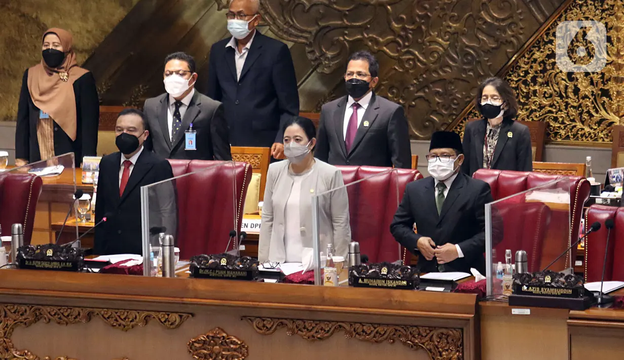 Ketua DPR RI Puan Maharani (tengah) bersama Wakil Ketua DPR RI Sufmi Dasco Ahmad (kiri) dan Muhaimin Iskandar (kanan) saat memimpin rapat paripurna ke-15 masa sidang IV tahun 2020-2021 di Kompleks Parlemen, Senayan, Jakarta, Selasa (23/3/2021). (Liputan6.com/Angga Yuniar)