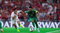 Bek Timnas Indonesia, Rizky Ridho, mengejar lari kencang dari winger andalan Timnas Arab Saudi, Salem Aldawsari, dalam laga putaran ketiga Kualifikasi Piala Dunia 2026 di King Abdullah Sport City Stadium, Jeddah, Jumat (6/9/2024) dini hari WIB. (x.com/SaudiNT_EN)
