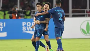 Selebrasi para pemain Timnas Thailand setelah Sarach Yooyen (kiri) mencetak gol penyeimbang 1-1 ke gawang Indonesia dalam laga matchday ketiga Grup A Piala AFF 2022 di Stadion Utama Gelora Bung Karno, Senayan, Jakarta, Kamis (29/12/2022) sore WIB. (Bola.com/Abdul Aziz)